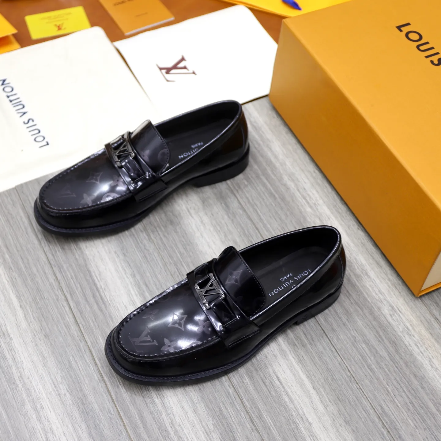 Men's shoes 💰: 💰900LV Louis Vuitton slip-on loafers, top quality products produced in Dongguan, ready for sale! This LV Glove loafer is made of selected soft cowhide, with a slightly wrinkled leather surface and a very high-end texture. Each pair is unique. The leather surface is light and soft, with a fine texture and good luster. It is a classic loafer style, with exquisite handmade mark stitching on the toe, and a square toe configuration to highlight the classic style. The horizontal band has hot-printed LV three-dimensional letters, semi-solid handcrafts and a genuine leather outsole, and a rubber patch on the heel to create wear-resistant performance and comfort. One of the must-have loafers for men! Comes with full original packaging! Code number: 38-39-40-41-42-43-44 (38, 45, 46 customized) standard leather shoe code